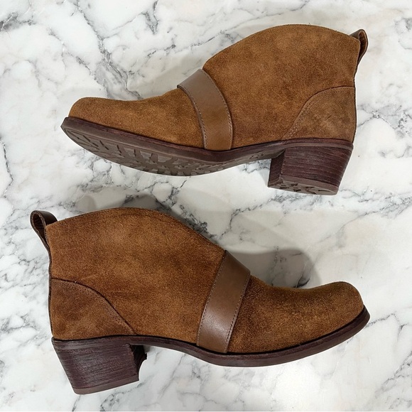 UGG Women's Wright Belted Ankle Booties Brown Suede Nubuck Leather Size 6 - Picture 6 of 12